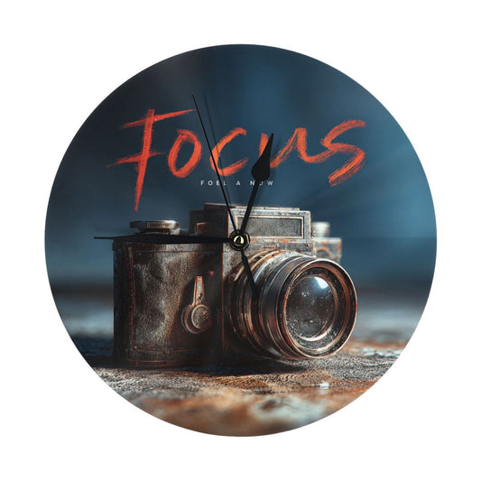 Round Wall Clock with Retro Camera “Focus” Art Scene, Silent Decorative Clock for Photographers’ Study & Living Room (Diameter 25cm)