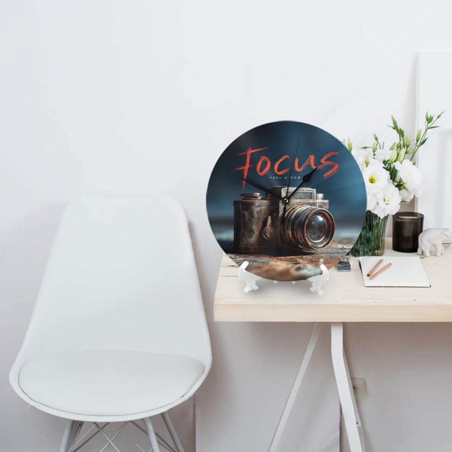 Round Wall Clock with Retro Camera “Focus” Art Scene, Silent Decorative Clock for Photographers’ Study & Living Room (Diameter 25cm)