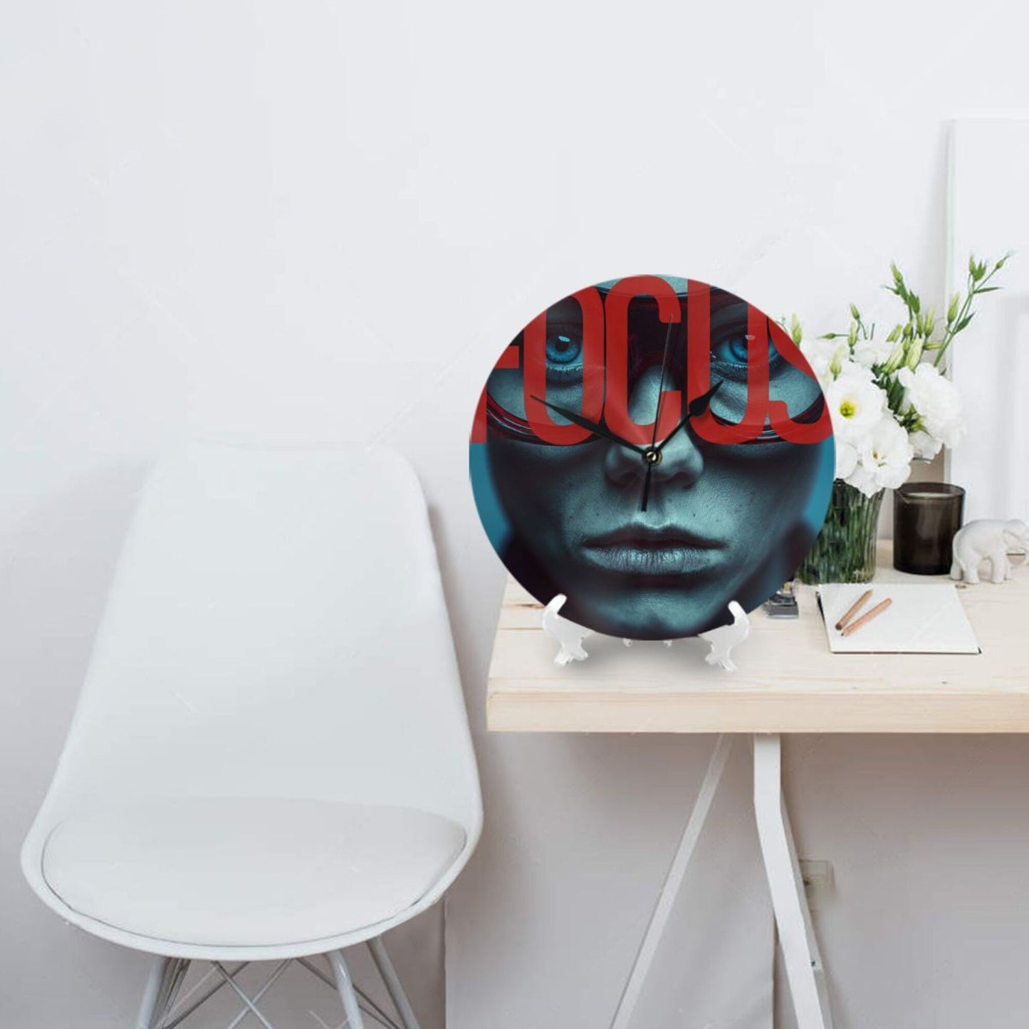 Round Wall Clock with “Focus” Art Portrait Scene, Creative Decorative Silent Clock for Living Room & Study (Diameter 25cm)